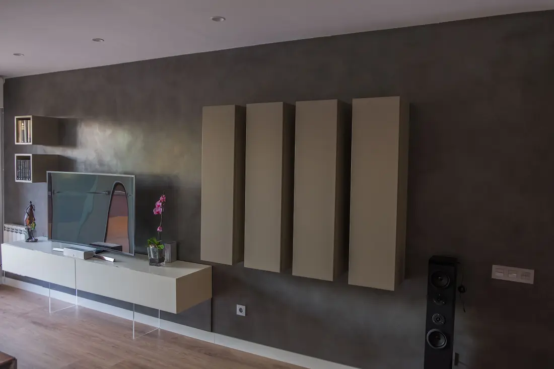 Salón con mueble de TV a medida y paneles decorativos, carpintería Alpol en Barcelona