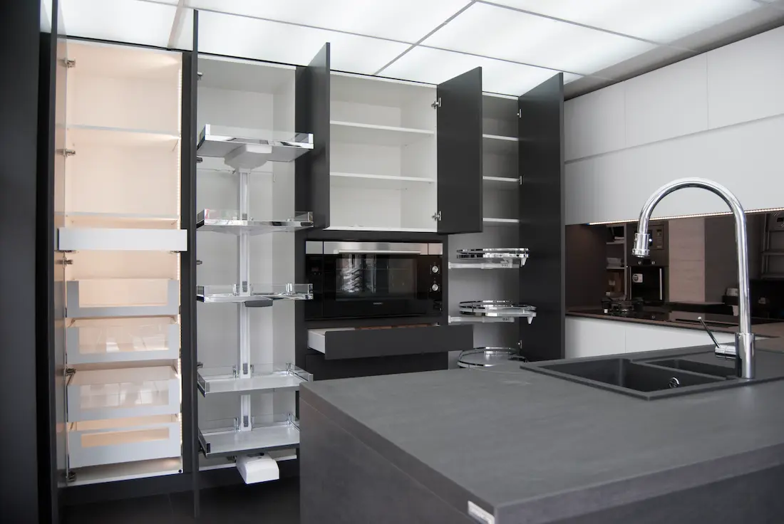 Cocina a medida con armarios organizadores internos e isla central, mueble de cocina Alpol en Barcelona