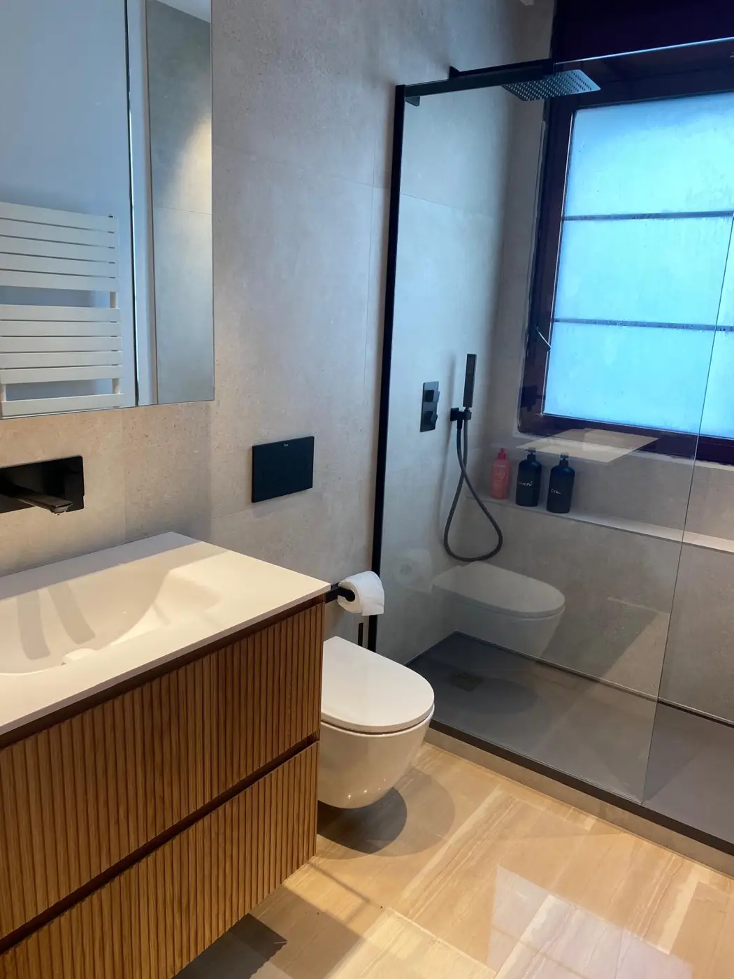 Baño moderno con mueble a medida, reforma en Hospitalet de Llobregat