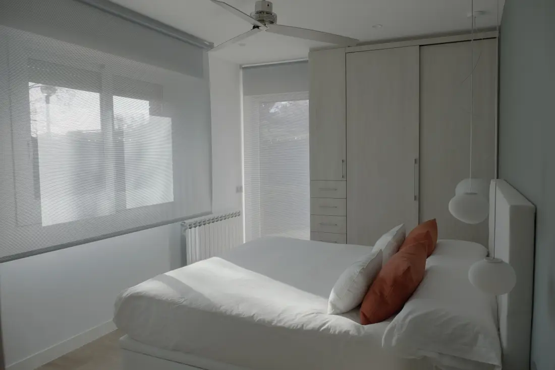 Dormitorio reformado con persianas a medida en Barcelona