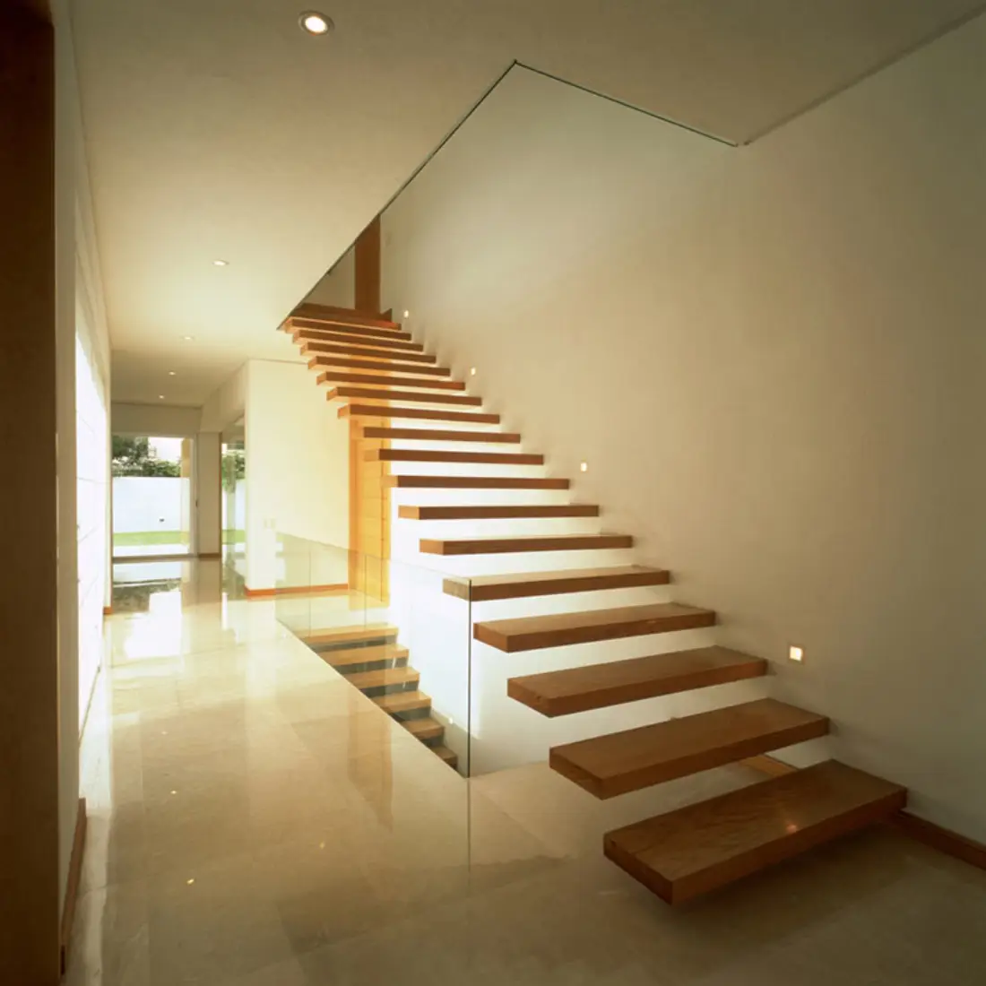 Escalera de diseño con carpintería a medida en vivienda de Barcelona
