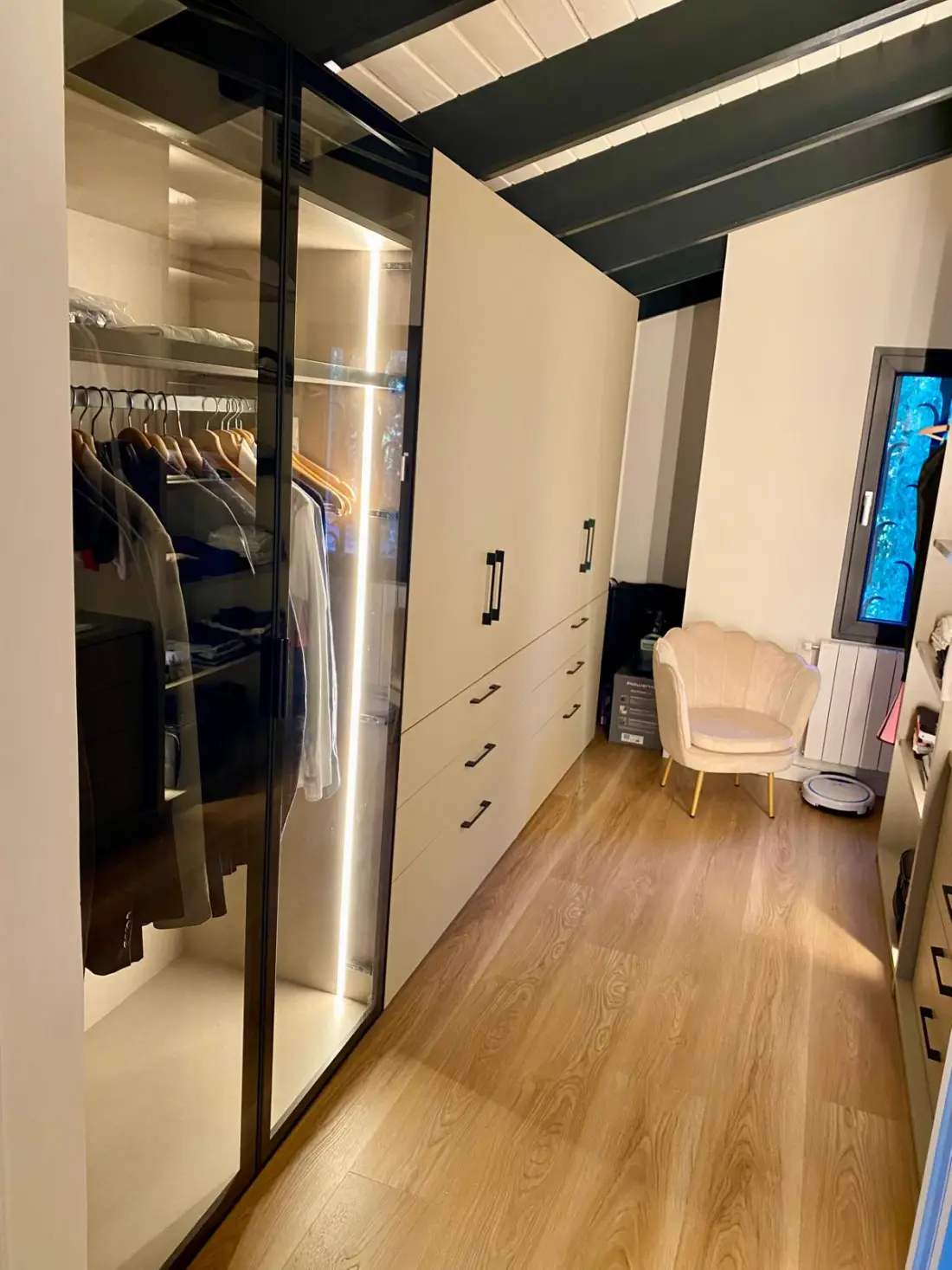 Vestidor con armarios a medida e iluminación integrada en Barcelona
