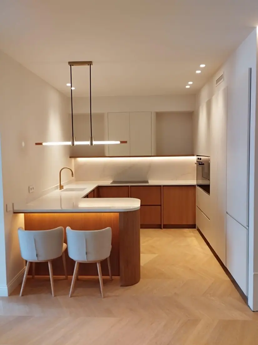 cocina en espiga con isla a medida en Barcelona