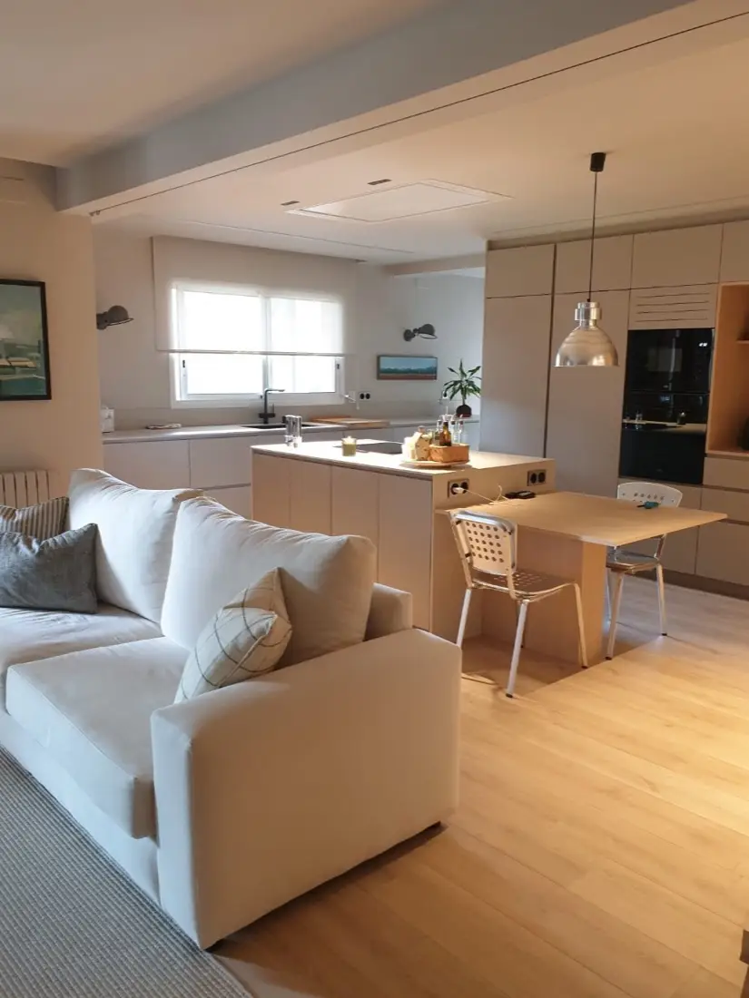 salón y cocina con muebles a medida en Barcelona